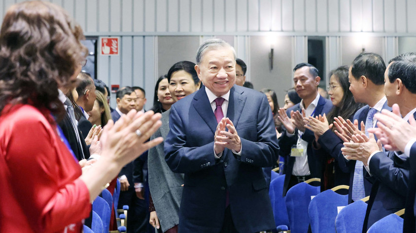 Tổng Bí thư Tô Lâm và Phu nhân gặp gỡ cán bộ Đại sứ quán Việt Nam và cộng đồng người Việt tại Bắc Âu. Ảnh: Thống Nhất – TTXVN.