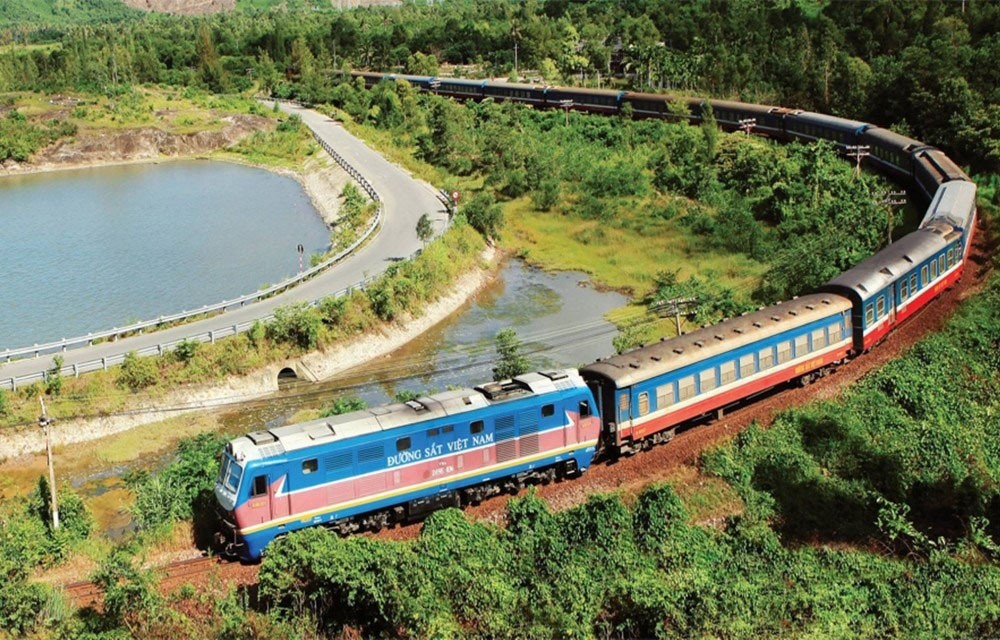 Thủ tướng Chính phủ Phạm Minh Chính vừa ký Công điện số 54/CĐ-TTg ngày 30/4/2025 về việc đẩy nhanh tiến độ triển khai dự án tuyến đường sắt Lào Cai - Hà Nội - Hải Phòng.