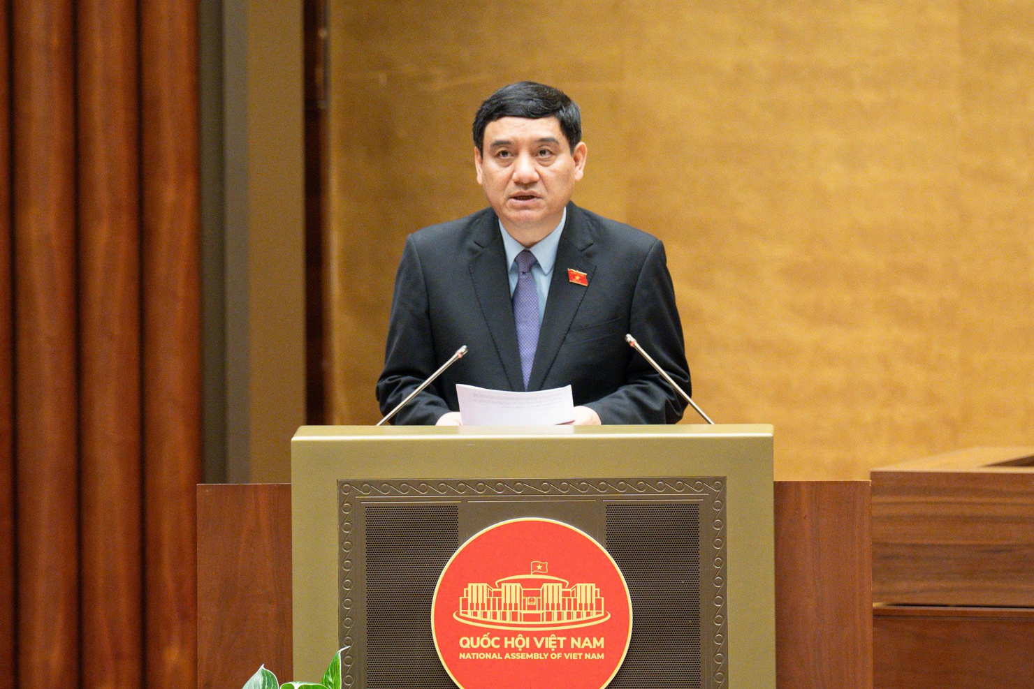 Chủ nhiệm Ủy ban Văn hoá và Xã hội của Quốc hội Nguyễn Đắc Vinh báo cáo thẩm tra dự án Luật.