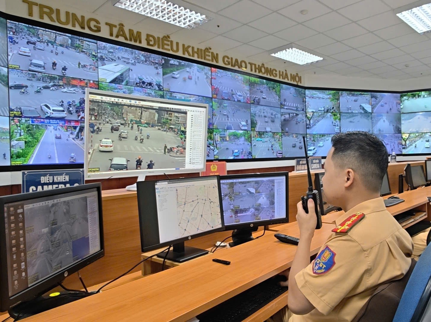 Cán bộ trực ban chuyển thông tin vi phạm đến các tổ cảnh sát giao thông đang làm nhiệm vụ trên tuyến tiến hành xử lý. Ảnh: TT