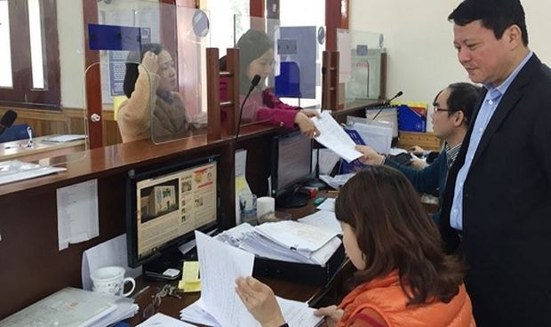 cong-dan-nhan-phieu-ly-lich-tu-phap-tai-ha-noi.jpg