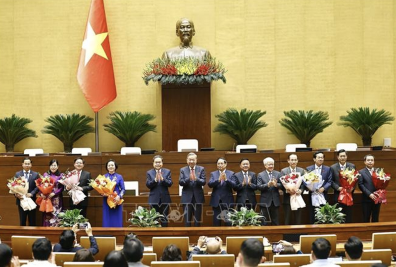 Tổng Bí thư Tô Lâm, Thủ tướng Phạm Minh Chính, Chủ tịch Quốc hội Trần Thanh Mẫn và các đồng chí lãnh đạo Đảng, Nhà nước tặng hoa chúc mừng các Phó Thủ tướng, Bộ trưởng và các Chủ nhiệm Uỷ ban của Quốc hội. Ảnh: Doãn Tấn/TTXVN