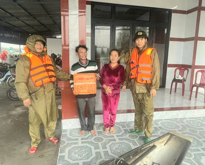 Hỗ trợ mì tôm cho những gia đình ở vũng thấp trũng, bị chia cắt do lũ lớn. Ảnh: Nguyễn Tuấn