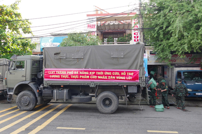 Các ngành chức năng TP. Đà Nẵng đang nỗ lực khẩn trương khắc phục hậu quả sau mưa lũ để người dân sớm ổn định cuộc sống. Ảnh: Bình An
