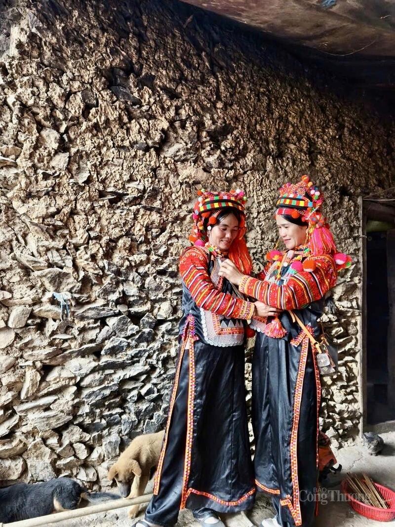 Trang phục của phụ nữ Hà Nhì rực rỡ sắc đỏ khiến du khách không khỏi say mê.