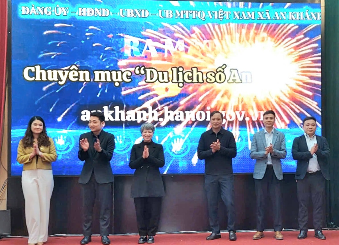 Lãnh đạo xã An Khánh thực hiện nghi thức ra mắt chuyên mục “Du lịch số xã An Khánh” trên trang thông tin điện tử xã. Ảnh: Ánh Dương