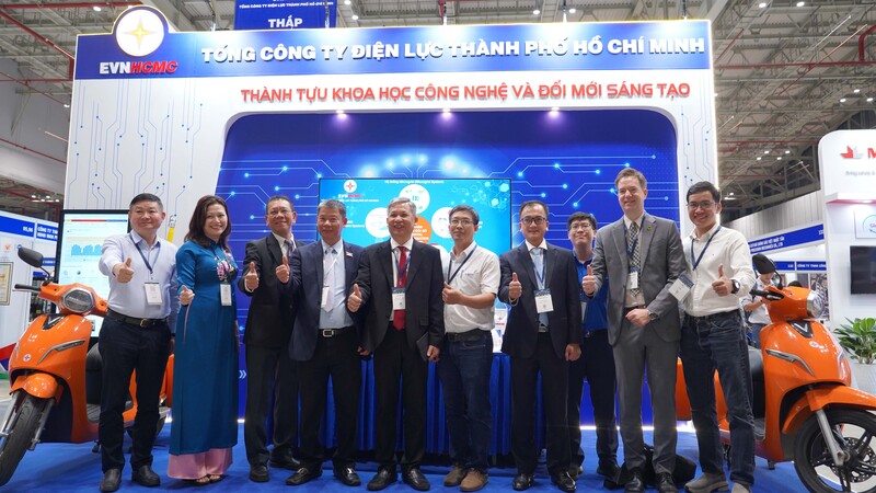 Lãnh đạo Sở Công Thương TP. Hồ Chí Minh cùng các đại biểu tham quan gian hàng của EVNHCMC tại triển lãm. Ảnh: Minh Khuê.