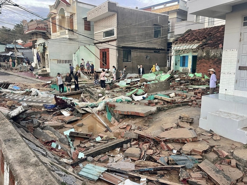 Nhiều nhà dân tại làng chài Nhơn Hải  (tỉnh Gia Lai) đổ sập. Ảnh: Hoàng Lợi