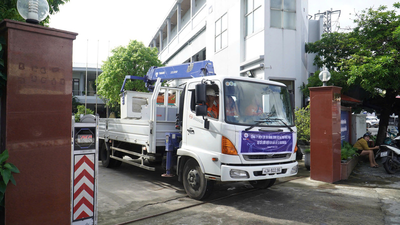 Lực lượng xung kích điện lực Đà Nẵng xuất phát lên đường hỗ trợ ngành điện tỉnh Gia Lai. Ảnh: Bình An