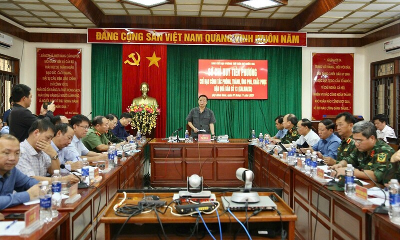 Phó Thủ tướng Chính phủ Trần Hồng Hà chủ trì cuộc họp trực tiếp kết hợp trực tuyến với các địa phương về tình hình thiệt hại do bão số 13 gây ra.