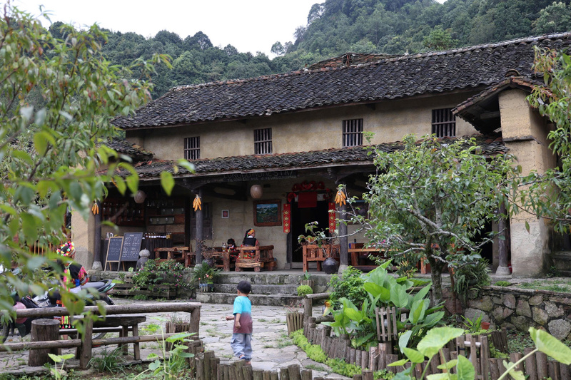 Cuộc sống bình yên, giản dị của những người dân trong làng. Ảnh: Lê Phú.