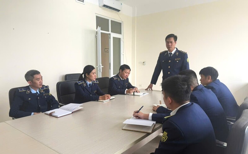 Ông Thiều Như Huynh, Đội trưởng Đội Quản lý thị trường số 1 triển khai công việc với các thành viên trong đội