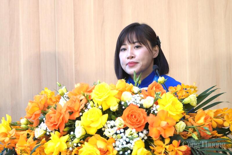 Chị Nguyễn Ngọc Tâm, Quyền Bí thư Đoàn Thanh niên Bộ Công Thương khóa IV phát biểu khai mạc Đại hội.