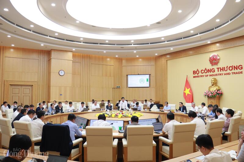 Tham dự cuộc họp có đại diện lãnh đạo các Cục, Vụ, Viện và đơn vị chức năng trực thuộc Bộ Công Thương...