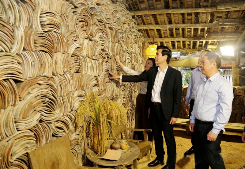 Đồng chí Hoàng Quốc Khánh, Bí thư Tỉnh ủy đến thăm và tìm hiểu cơ sở sản xuất ngói âm dương tại xã Bắc Sơn