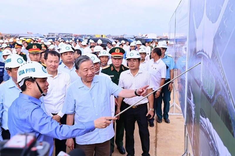 Lãnh đạo Tổng Công ty Cảng hàng không Việt Nam (ACV) báo cáo tiến độ Dự án Sân bay Long Thành với Tổng Bí thư Tô Lâm và đoàn công tác - Ảnh: Cổng TTĐT tỉnh Đồng Nai.