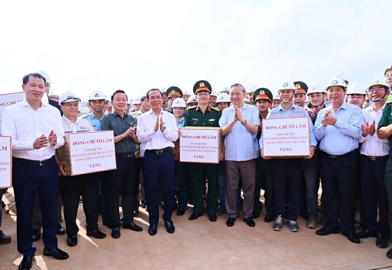 Tổng Bí thư Tô Lâm tặng quà, động viên lực lượng thi công Dự án Sân bay Long Thành - Ảnh: Cổng TTĐT tỉnh Đồng Nai.