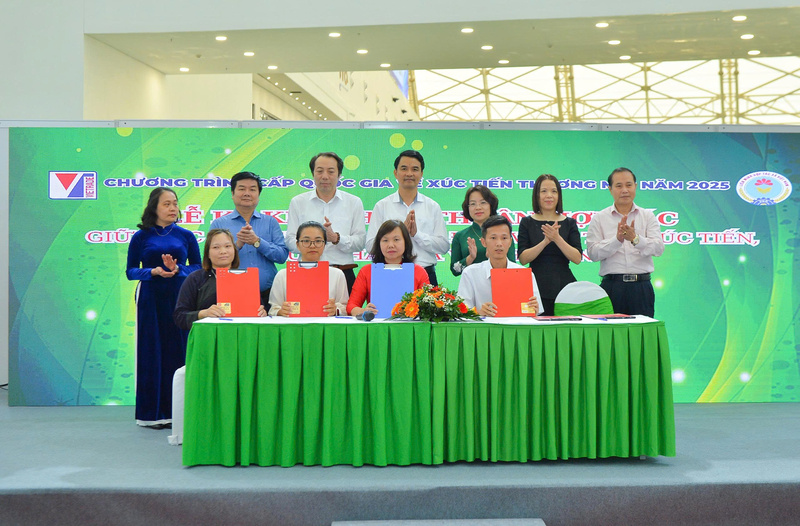 Các hợp tác xã, Viện Dược liệu, doanh nghiệp thu mua, sàn thương mại điện tử và các tổ chức xúc tiến thương mại ký kết thỏa thuận hợp tác. Ảnh: Huệ Chi