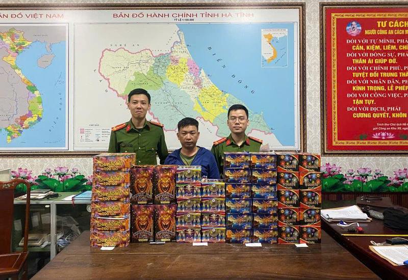 Đối tượng Nguyễn Xuân Hùng cùng tang vật bị bắt giữ. Ảnh: Công an Hà Tĩnh