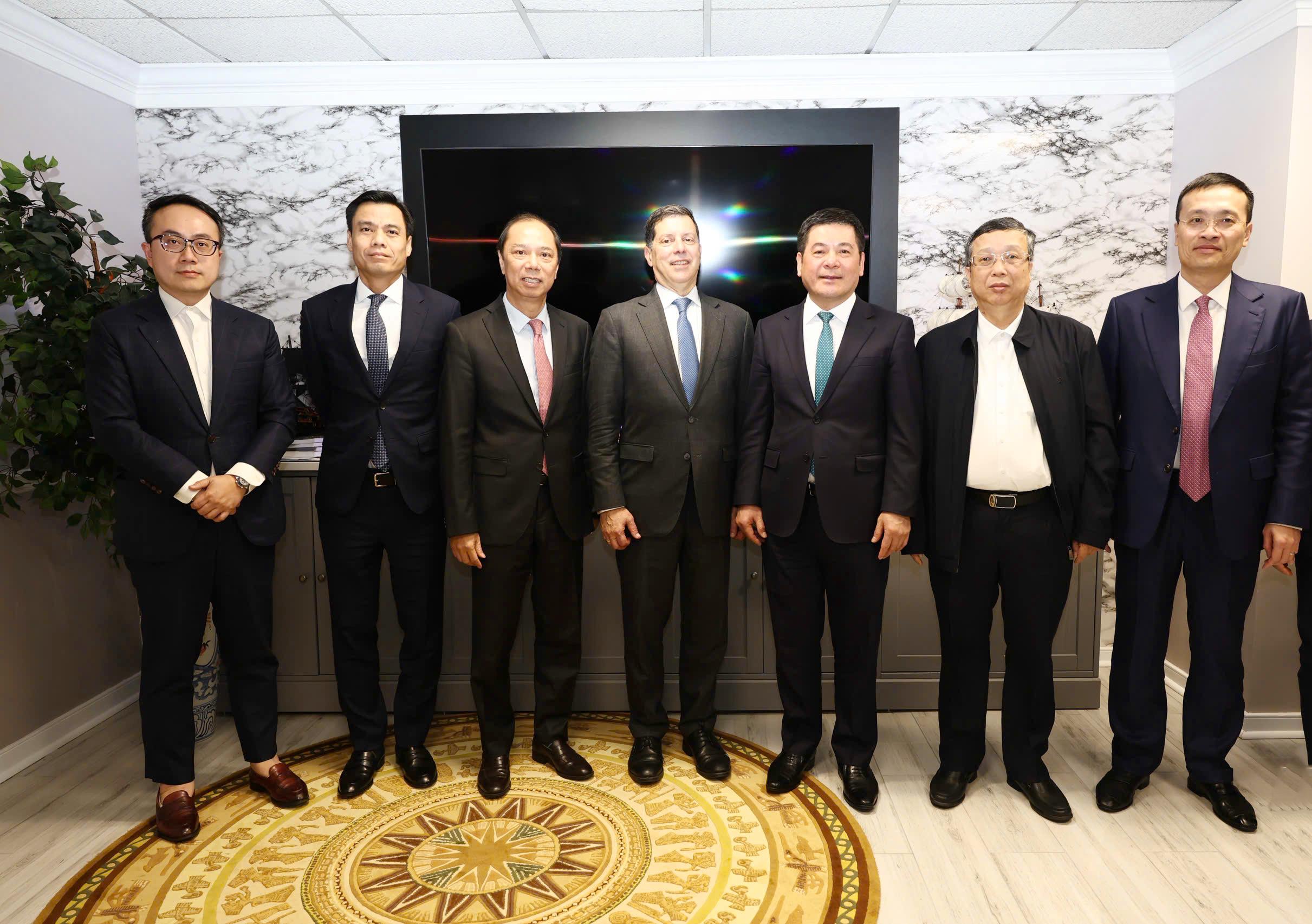 Bộ trưởng Nguyễn Hồng Diên với các đại biểu trong Đoàn công tác và ông Joseph (Joe) Damond, Chủ tịch Toàn cầu Chính sách Thương mại Quốc tế và Khoa học. Ảnh: Nguyên Minh