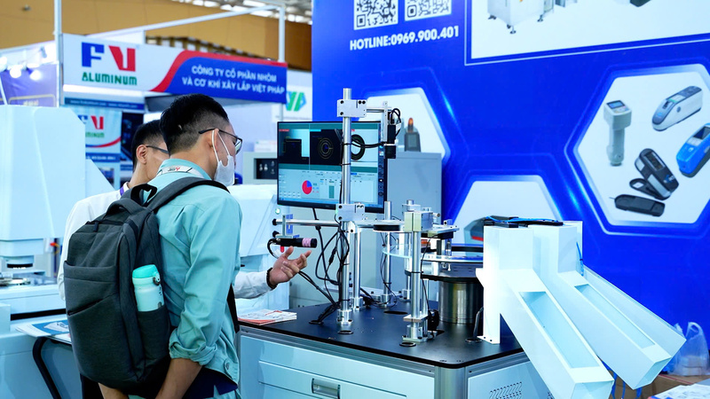 Khách hàng và doanh nghiệp hào hứng với các sản phẩm tại triển lãm. Ảnh: Thái Mạnh