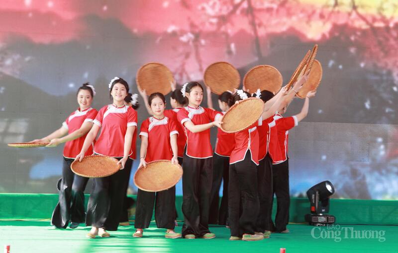 Tiết mục văn nghệ đặc sắc mở màn sự kiện.