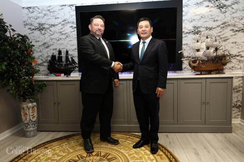 Bộ trưởng Nguyễn Hồng Diên và lãnh đạo Tập đoàn năng lượng GAES. Ảnh: Nguyên Minh