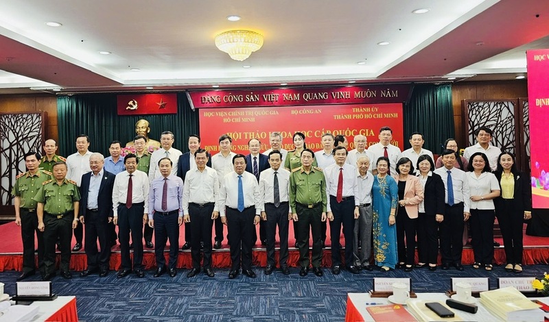 Các đồng chí chủ trì hội thảo và đại biểu tham dự sự kiện. Ảnh: Minh Khuê.