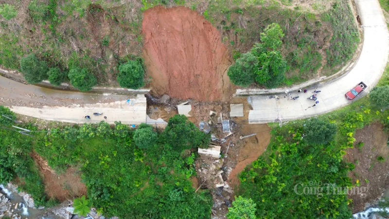 Nhiều tuyến đường bị cắt đứt hoàn toàn, tạo thành vực sâu. Ảnh: Tuệ Lâm