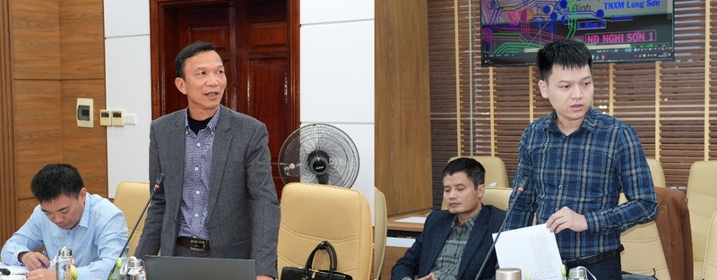 Đại diện Sở Công Thương và Truyền tải điện Thanh Hóa trao đổi, thảo luận tại cuộc họp. Ảnh: Hùng Mạnh - Ngọc Huyền