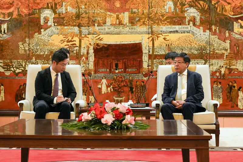 Phó Chủ tịch Thường trực UBND thành phố Dương Đức Tuấn (bên phải) trao đổi với ông Tống Hiệp Bằng. Ảnh: Hoàng Linh.