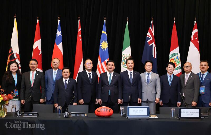 Bộ trưởng Nguyễn Hồng Diên và đoàn công tác Bộ Công Thương tham dự sự kiện. Ảnh: Nguyên Minh