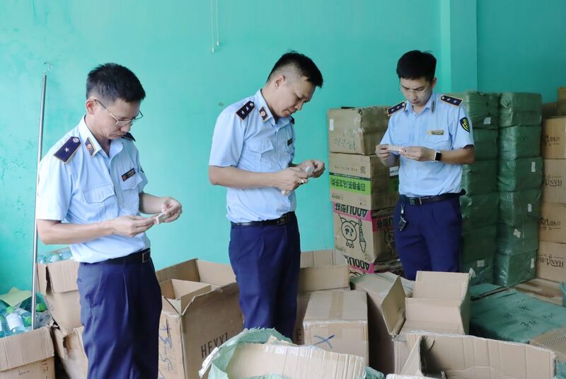 Lực lượng QLTT tỉnh Bắc Ninh kiểm tra hàng hoá vi phạm bị tịch thu.