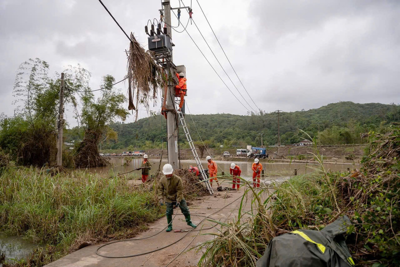 Đến thời điểm hiện tại, ngành điện miền Trung đã cơ bản hoàn thành khôi phục cấp điện phục vụ Nhân dân.