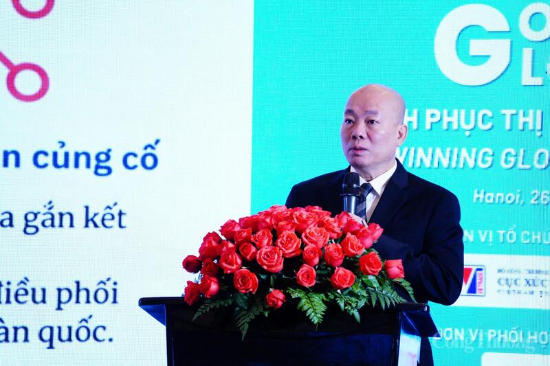 Ông Vũ Bá Phú, Cục trưởng Cục Xúc tiến thương mại, Bộ Công Thương trình bày tham luận tại diễn đàn. Ảnh: Thái Mạnh