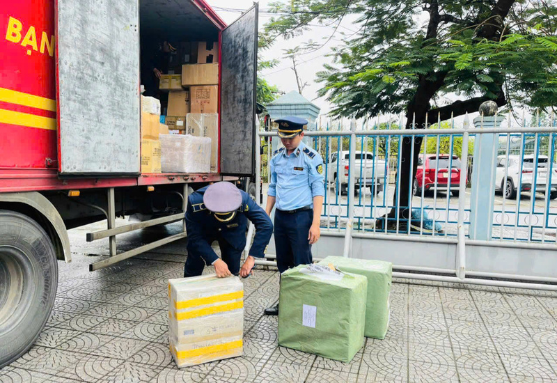 Lực lượng quản lý thị trường kiểm tra hàng hoá nghi có dấu hiệu vi phạm. Ảnh: Nguyễn Tuấn.