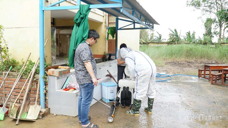 Cán bộ ngành y tế Đắk Lắk phun khử khuẩn khu vực bị ngập lụt. Ảnh: Vũ Long
