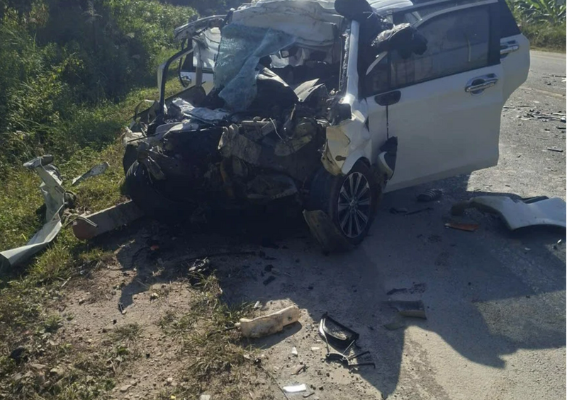 Xe ô tô chở khách hư hỏng nặng, đầu gần như nát bươm. Ảnh: Phunuvietnam