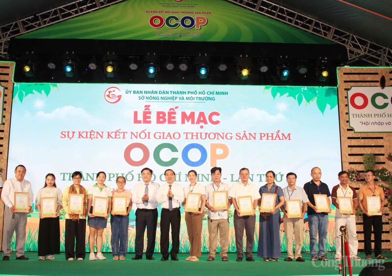 Ban tổ chức trao giấy chứng nhận tham gia gian hàng đến các doanh nghiệp.