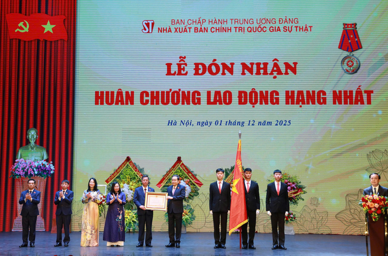 Thay mặt lãnh đạo Đảng, Nhà nước, Chủ tịch Quốc hội Trần Thanh Mẫn trao tặng Huân chương Lao động hạng Nhất cho Nhà xuất bản Chính trị quốc gia Sự thật. Ảnh: Nhà xuất bản Chính trị quốc gia Sự thật