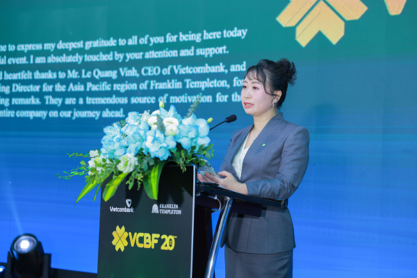 Bà Nguyễn Thị Hằng Nga chia sẻ về chặng đường 20 năm của VCBF. Bà Nguyễn Thị Hằng Nga chia sẻ về chặng đường 20 năm của VCBF.