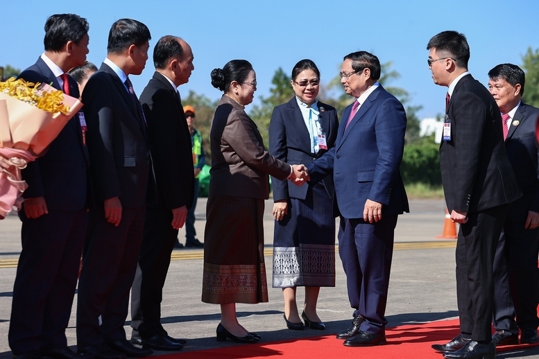 Lễ đón Thủ tướng Chính phủ Phạm Minh Chính tại sân bay quốc tế Wattay, Thủ đô Vientiane - Ảnh: VGP/Nhật Bắc