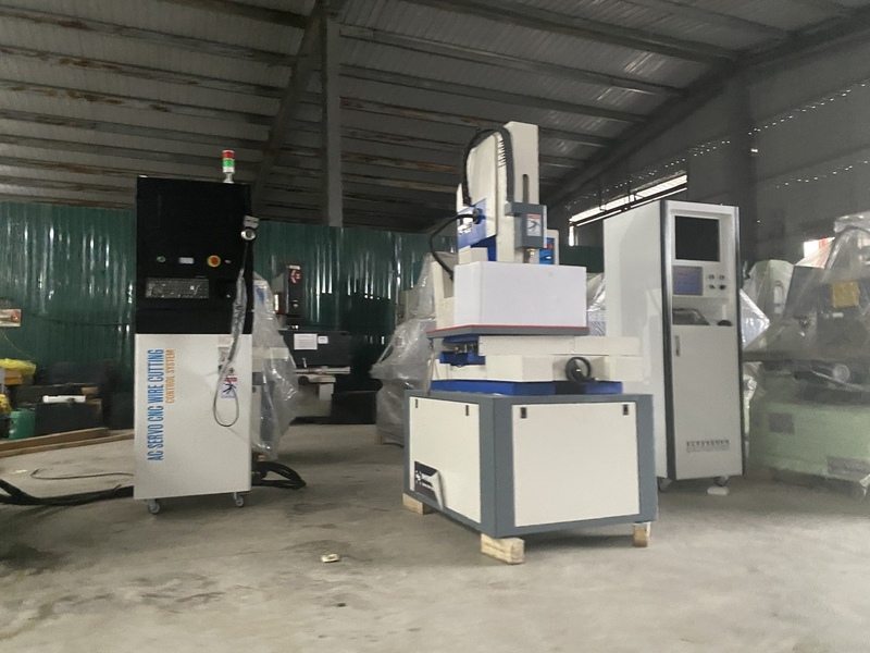 Lô máy móc thiết bị đã qua sử dụng của doanh nghiệp nhập khẩu vi phạm bị Hải quan phát hiện. Ảnh: CHQ