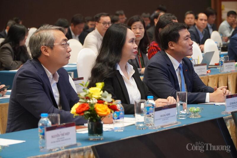 Thứ trưởng Nguyễn Sinh Nhật Tân cùng đại biểu tham dự diễn đàn. Ảnh: Minh Trang.