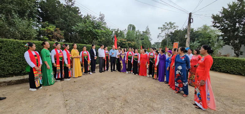 Lãnh đạo Văn phòng Điều phối Chương trình xây dựng NTM tỉnh Thanh Hóa kiểm tra, trao đổi thông tin về xây dựng NTM với người dân xã Minh Sơn. Ảnh: Văn Đại