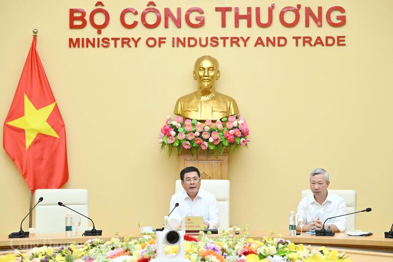 Bộ trưởng Bộ Công Thương Nguyễn Hồng Diên phát biểu tại cuộc họp. Ảnh: Cấn Dũng