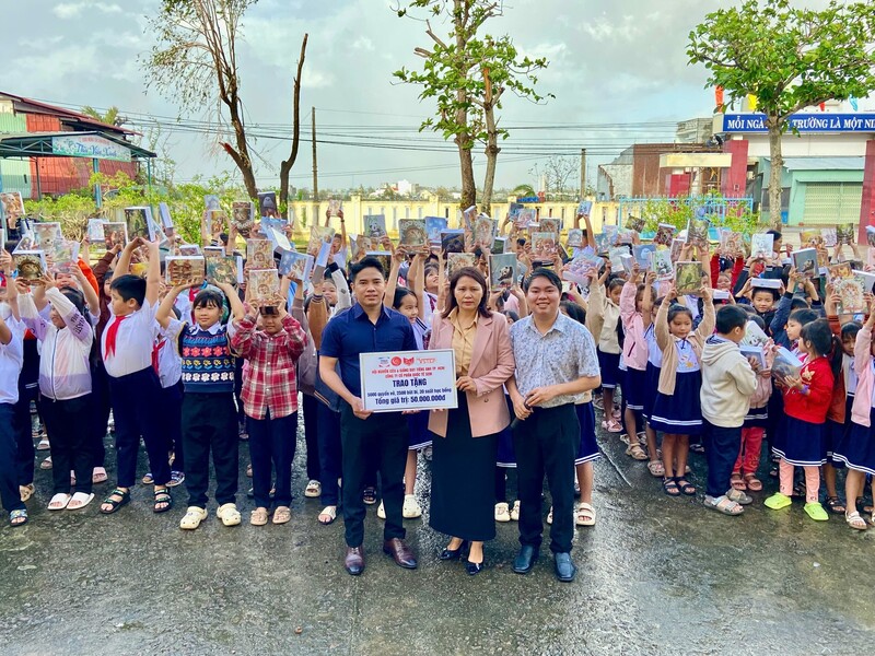 30 suất học bổng tiền mặt được trao góp phần giúp các em học sinh ổn định việc học tập sau thiên tai.