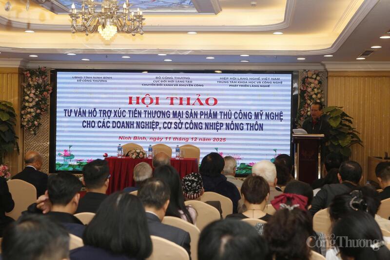 Hội thảo “Tư vấn hỗ trợ xúc tiến thương mại sản phẩm thủ công mỹ nghệ cho doanh nghiệp, cơ sở công nghiệp nông thôn”. Ảnh: N.H