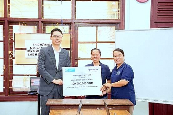 Shinhan Life Việt Nam tổ chức trao tặng quà tại Làng trẻ em SOS Đà Nẵng và TP. Huế Shinhan Life Việt Nam tổ chức trao tặng quà tại Làng trẻ em SOS Đà Nẵng và TP. Huế