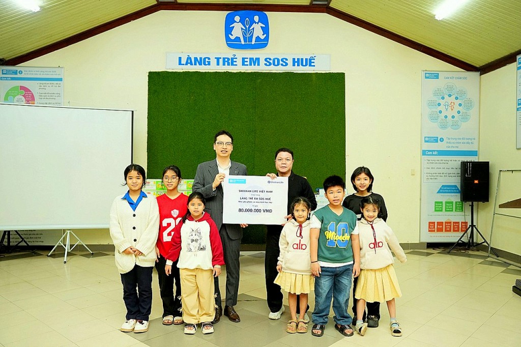 Shinhan Life Việt Nam tổ chức trao tặng quà tại Làng trẻ em SOS Đà Nẵng và TP. Huế Shinhan Life Việt Nam tổ chức trao tặng quà tại Làng trẻ em SOS Đà Nẵng và TP. Huế